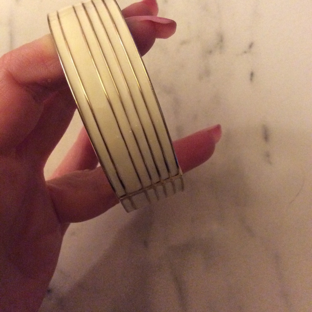 Cream and Gold matching bracelet and earrings - Picture 2 of 7